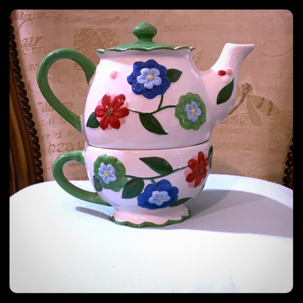 Barnes and Nobel Teapot w/Teacup